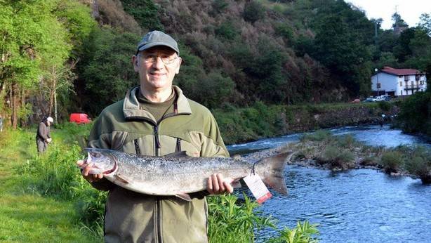 Ignacio Zalakain, de Lezo, pesca el primer salmón del Bidasoa