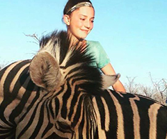 Una niña de 12 años causa revuelo por publicar fotos con los animales que ha cazado